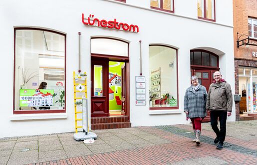 Ein Paar spaziert glücklich vor dem Lünestrom ServiceCenter.