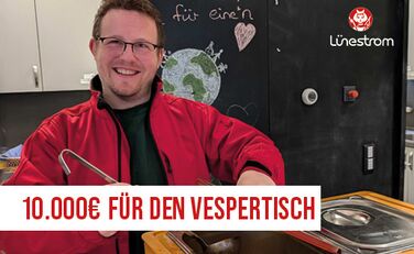 Lünestrom-Mitarbeiter gibt Suppe aus beim VesperTisch, davor der Schriftzug "10.000€ für den Vespertisch"