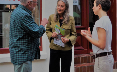 Winfried Harendza, Christiane Finner (Geschäftsführerin der VHS Region Lüneburg) und Jowana Lohmöller (Lünestrom) unterhalten sich vor dem Lünestrom ServiceCenter.