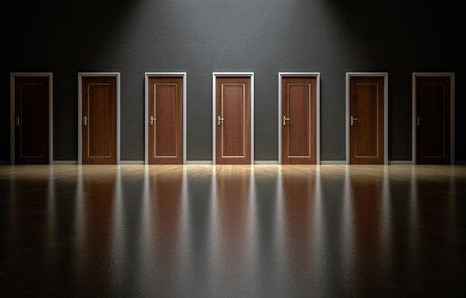 Dunkle Wand mit sieben Türen.